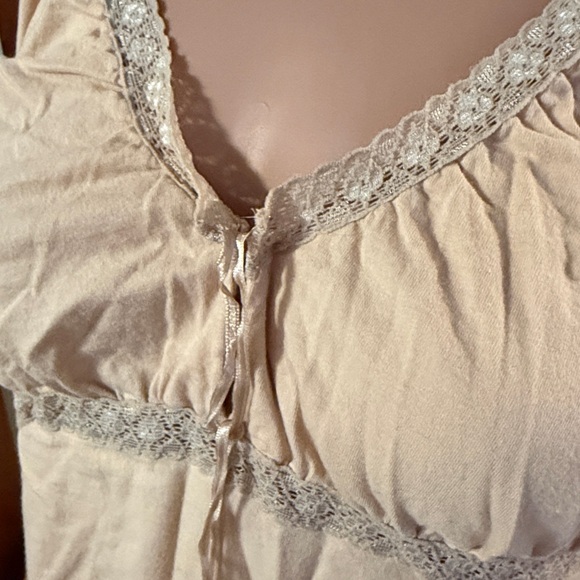 Express Cream Lace-Trim Long Sleeve V-Neck Top - Picture 3 of 8